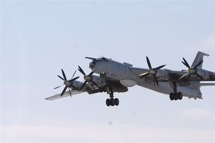 "Không quân Nga đã điều chiến đấu cơ lên bầu trời để chặn máy bay ném bom chiến lược và máy bay trinh sát của Mỹ", dịch vụ báo chí của bộ Quốc phòng Nga cho biết.