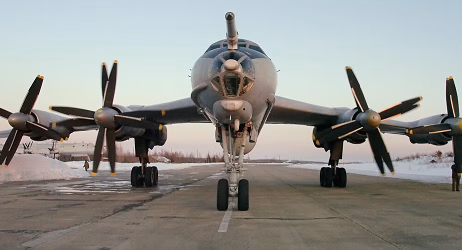 "Trong một số hành trình của tuyến đường, Tu-142 được hộ tống bởi biên đội tiêm kích F-16 của Na Uy cũng như F-22 của Mỹ", trang Lenta.ru nói rõ thêm.