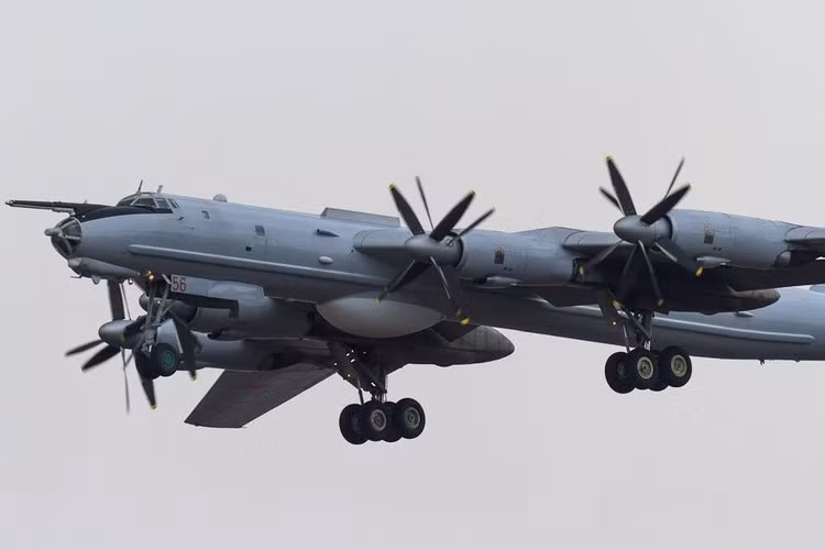 "Các máy bay chiến đấu Mỹ và Na Uy đã kèm sát máy bay chống ngầm Tu-142 của Nga bay qua biển Barents và biển Na Uy", RIA Novosti thông báo sau khi tham khảo dịch vụ báo chí của Bộ Quốc phòng Nga.