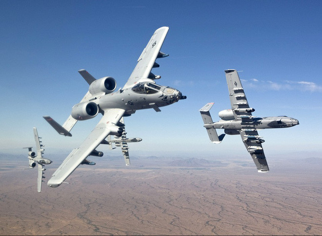 Hỏa lực từ đại liên 7 nòng 30mm của A-10 có thể được dùng để tấn công khi đối phương đang ở rất gần đồng đội, trong khi đó dù F-35 có ưu thế dùng các loại bom chính xác nhưng trong tình huống như vậy, không thể mạo hiểm với tính mạng của đồng đội bằng loại bom như vậy.