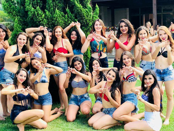 Song sau khi vị mục sư qua đời, những người phụ nữ trong ngôi làng này quyết định họ sẽ không để đàn ông cai trị cuộc sống của mình nữa. Do đó, họ biến ngôi làng thành chế độ nữ quyền.