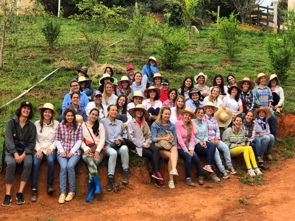 Kể từ khi “lập lại chế độ”, ngôi làng Noiva do Cordeiro rơi vào tình trạng thiếu đàn ông và mọi công việc nặng nhọc đều rơi vào tay nữ giới. Các chị em cùng nhau làm nông nghiệp, xây nhà và phát triển ngôi làng trở nên giàu có hơn. Đặc biệt, những người phụ nữ ở đây sống rất đoàn kết.