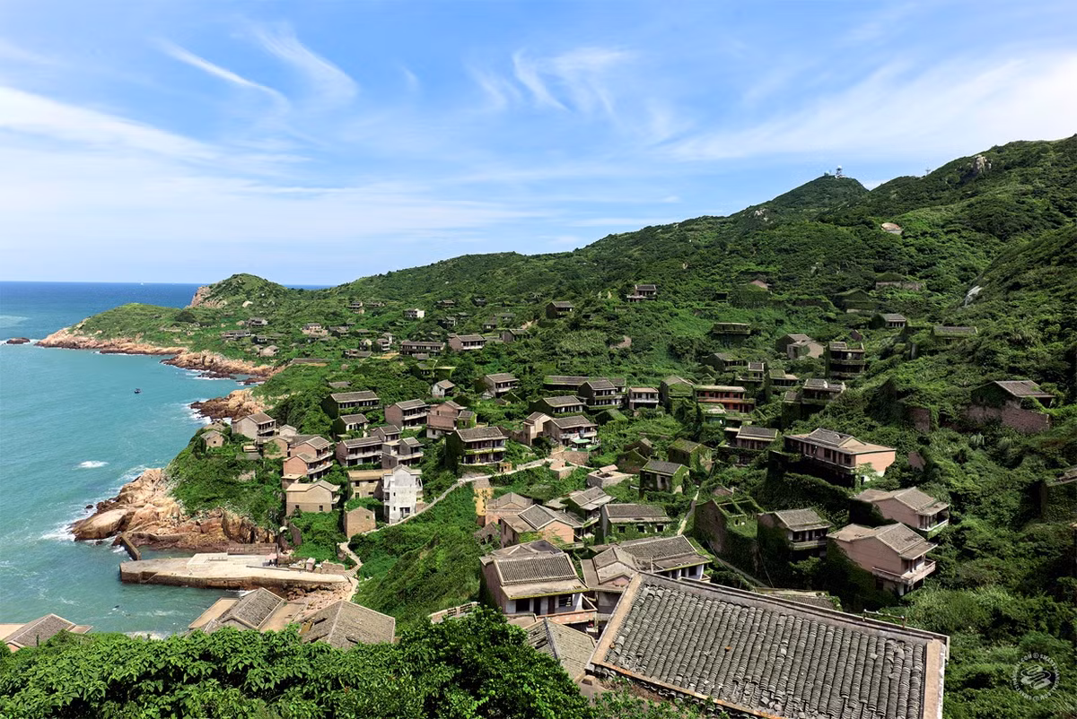 Được mệnh danh là ngôi làng ma nhưng Hậu Đầu Loan không hề đáng sợ. Ngôi làng xanh mướt nằm bên bờ biển lộng gió, vô cùng lãng mạn.