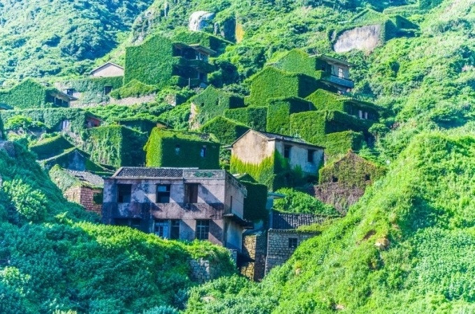 Thôn Hậu Đầu Loan ở tỉnh Chiết Giang giờ đây là một thánh địa du lịch nổi tiếng của Trung Quốc. Tuy nhiên, nơi này từng được mệnh danh là ngôi làng ma bởi các tòa nhà trong làng đã nhiều năm bị bỏ hoang không người ở.