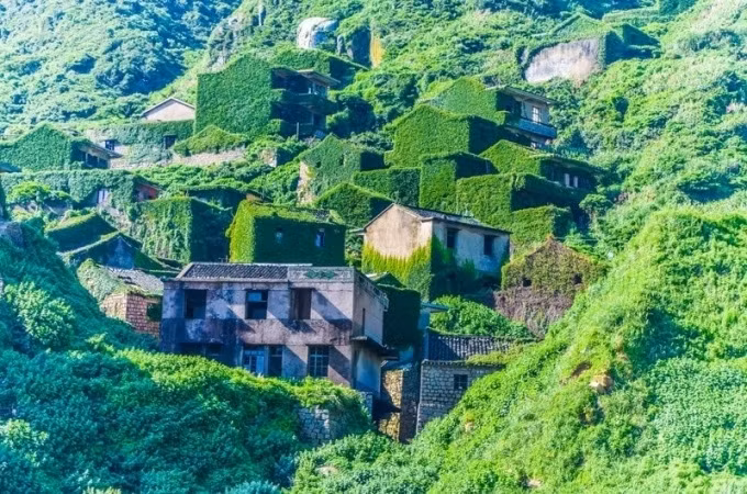 Thôn Hậu Đầu Loan ở tỉnh Chiết Giang giờ đây là một thánh địa du lịch nổi tiếng của Trung Quốc. Tuy nhiên, nơi này từng được mệnh danh là ngôi làng ma bởi các tòa nhà trong làng đã nhiều năm bị bỏ hoang không người ở.