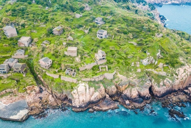 Ngôi làng hiện lên thật xinh đẹp, tươi mát, khiến ai đến đây cũng như được hòa mình vào thiên nhiên và biển cả rộng lớn để gột rửa tâm hồn.