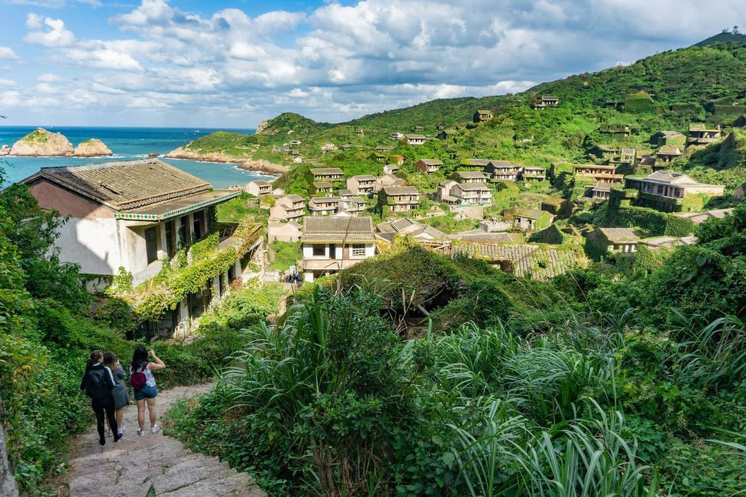 Năm 2015, thôn Hậu Đầu Loan bỗng nổi tiếng trên cộng đồng mạng xứ Trung khi hàng loạt bức ảnh mê hoặc ở ngôi làng hoang vắng này được lan truyền rộng rãi.