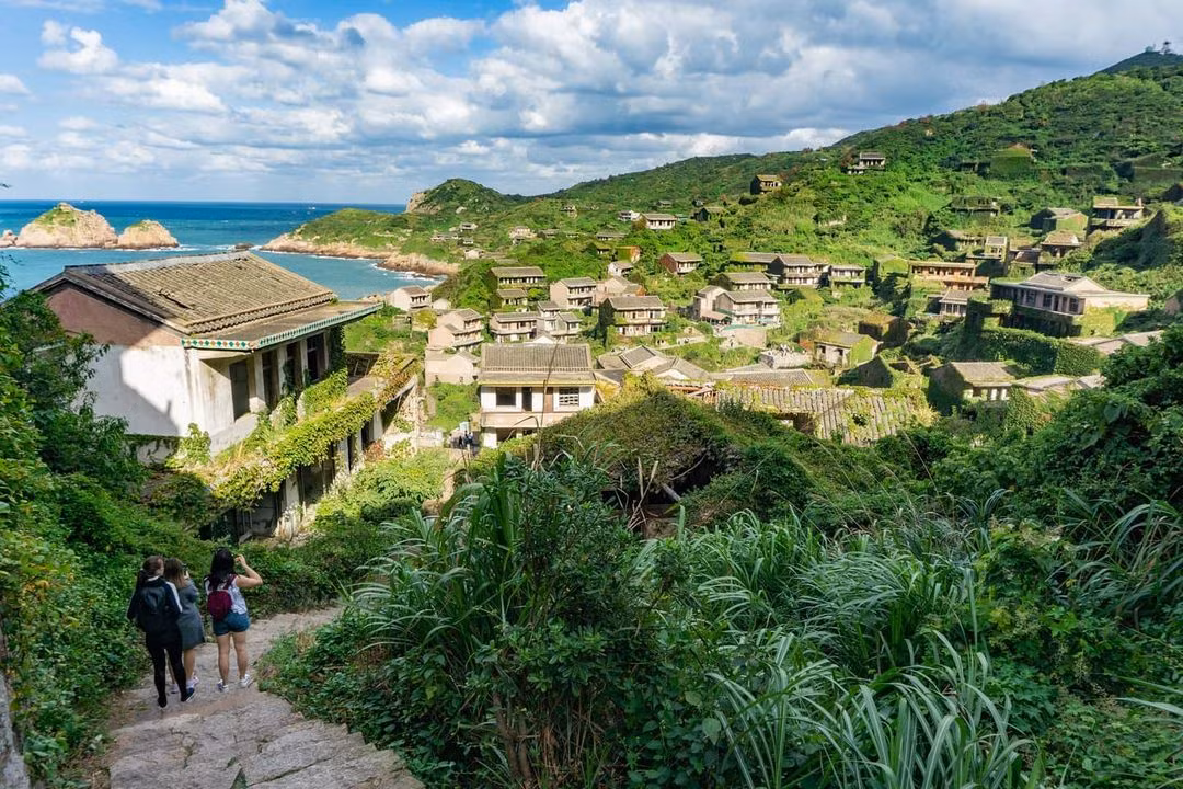 Năm 2015, thôn Hậu Đầu Loan bỗng nổi tiếng trên cộng đồng mạng xứ Trung khi hàng loạt bức ảnh mê hoặc ở ngôi làng hoang vắng này được lan truyền rộng rãi.