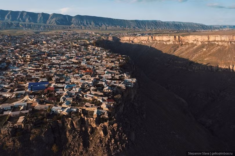 Nhờ tọa lạc trên rìa của hẻm sâu nên đây còn là điểm đến hấp dẫn để thử sức với bộ môn nhảy mạo hiểm bungee. Người chơi sẽ đứng ở vị trí cao, thắt dây an toàn rồi nhảy xuống hẻm sâu.
