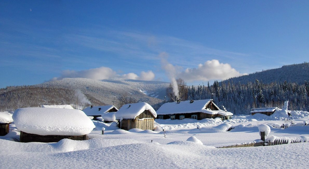 Các ngôi nhà phủ đầy tuyết trắng mặc dù trời hửng nắng. Ảnh: ER.