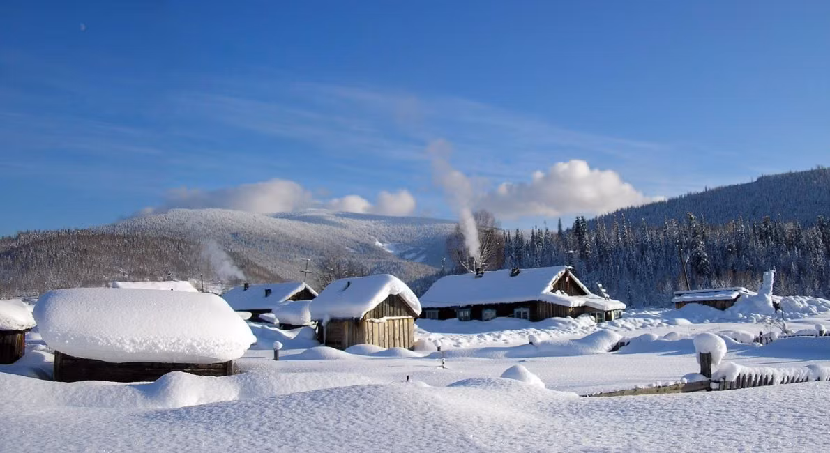 Các ngôi nhà phủ đầy tuyết trắng mặc dù trời hửng nắng. Ảnh: ER.