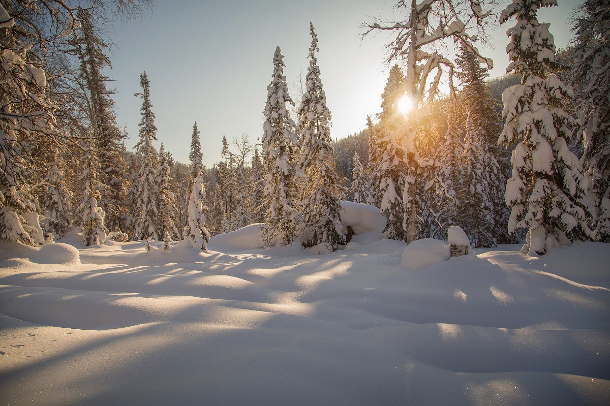 Đặc biệt, dưới cái lạnh - 45 độ C, người dân khuyến cáo không nên đeo kính bên ngoài, bởi phần kim loại của kính sẽ đóng băng và dính vào mặt, thậm chí làm rách má nếu cố tình tách ra.