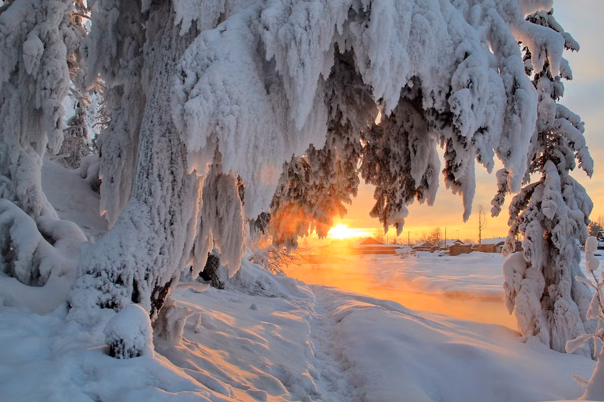 Trong vùng Siberia, hai ngôi làng Oymyakon (có khoảng 500 dân) và Verkhoyansk (có khoảng 1.000 dân) thường "cạnh tranh" nhau danh hiệu lạnh lẽo nhất thế giới. Nhiệt độ trung bình vào mùa đông ở Siberia là -45 độ C.