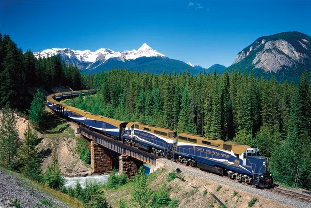  Cung đường sắt vượt núi Rocky (Canada): Du khách sẽ được trải nghiệm toàn bộ khung cảnh lộng lẫy của những ngọn núi vùng Alberta để khám phá vẻ đẹp vùng viễn tây Canada.