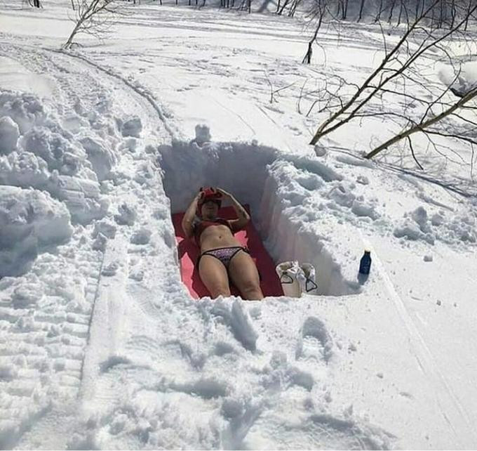 Đây là cách tắm nắng của một người phụ nữ Nga dưới cái lạnh tê tái.