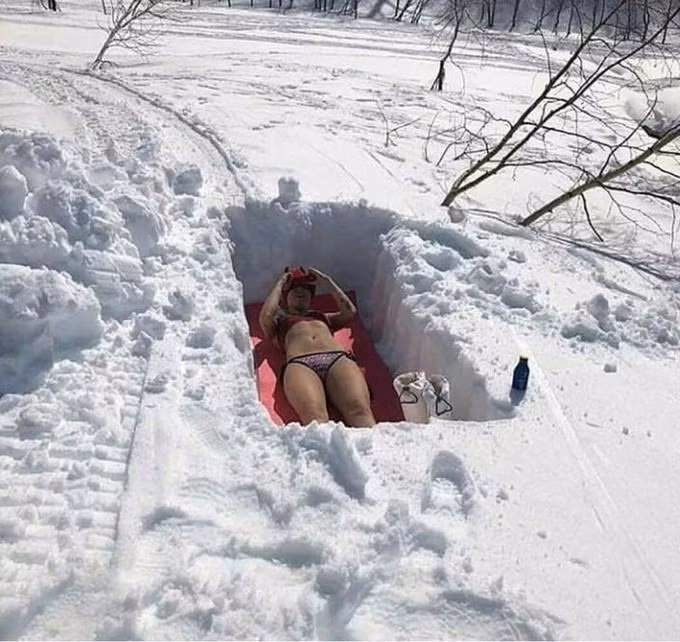 Đây là cách tắm nắng của một người phụ nữ Nga dưới cái lạnh tê tái.