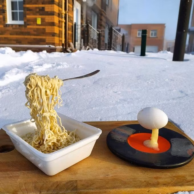 Ở những thành phố cực lạnh của Nga, bạn đừng nghĩ tới việc ăn uống ngoài trời.