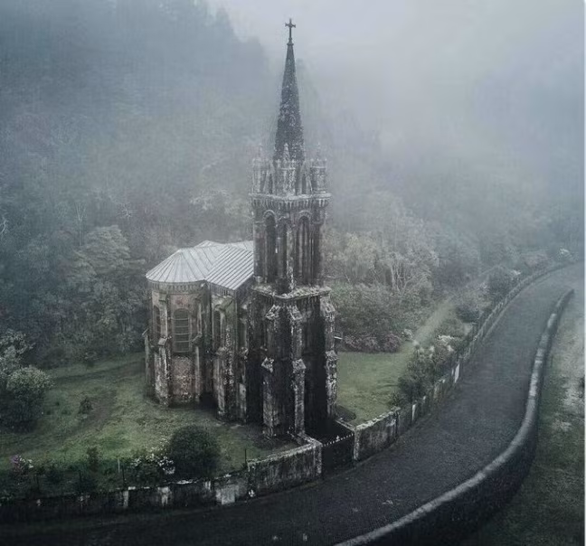 Khung cảnh gây ám ảnh của nhà thờ kiến trúc Gothic bị lãng quên ở Bồ Đào Nha.