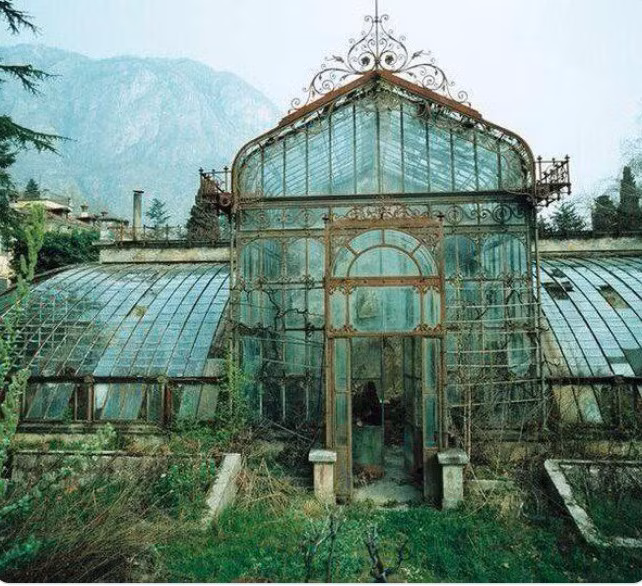 Ngôi nhà kính tan hoang sau nhiều năm bị lãng quên ở Anh. Địa điểm bỏ hoang này khiến nhiều người lạnh gáy khi ghé thăm.