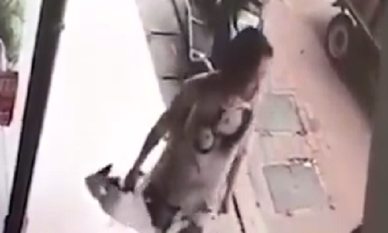 Giao hang muon 5 phut, shipper bi khach hang danh toi nhap vien