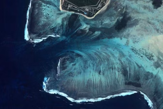 Phần lớn vùng nước quanh đảo Mauritius có độ sâu 150m, tuy nhiên, khu mũi phía nam lại có độ sâu lên tới 4.000m, tạo ra “thác nước” ấn tượng này.