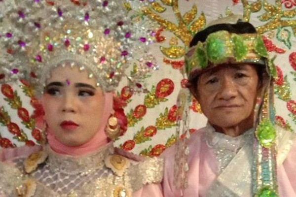 Dam cuoi cua co dau 17 va chu re 60 tuoi gay xon xao