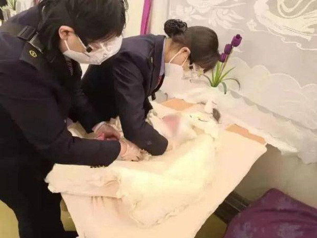 Giai cuu be trai so sinh bi ba ngoai va bac ruot dem ban-Hinh-2