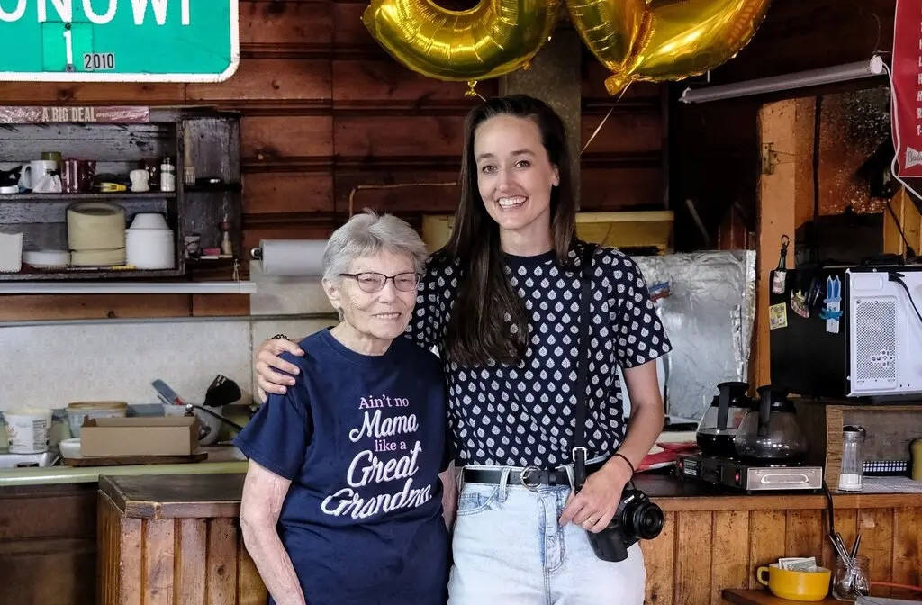 Monowi ở bang Nebraska, là thị trấn hợp pháp duy nhất ở Mỹ chỉ có một người sinh sống. Cư dân duy nhất tại thị trấn Monowi là bà Elsie Eiler. Đồng thời, bà cũng là thị trưởng, thủ quỹ, thư kí, kiêm nhân viên thu quỹ ở nơi này.