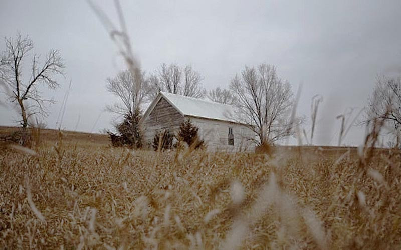 Hai người con của bà Eiler cũng rời khỏi thị trấn vào năm 1980. Dân số của thị trấn thời điểm đó còn khoảng 18 người. Đến năm 2000, chỉ còn vợ chồng bà Eiler sinh sống. Khi chồng qua đời, Eiler chính thức trở thành công dân duy nhất ở Monowi.