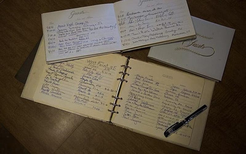 Cụ bà 88 tuổi đã có 4 cuốn sổ đầy ắp chữ kí của du khách, và bà cảm thấy hạnh phúc vì mọi người quan tâm đến thị trấn Monowi bé nhỏ này. Ảnh: AP, IT.