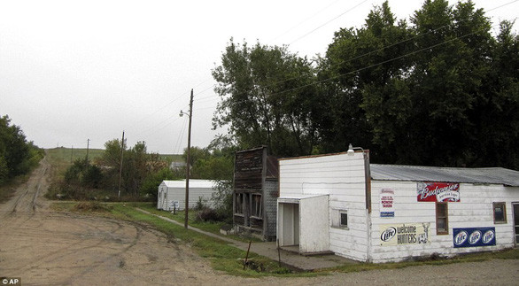 Nhưng khi Thế chiến II kết thúc, nông nghiệp suy giảm, ngày càng nhiều người bỏ thị trấn ra đi, bưu điện, tạp hóa lần lượt đóng cửa, trường học cũng ngừng hoạt động. Người dân kéo nhau đến các thành phố lớn khác của Mỹ sinh sống và không quay về.