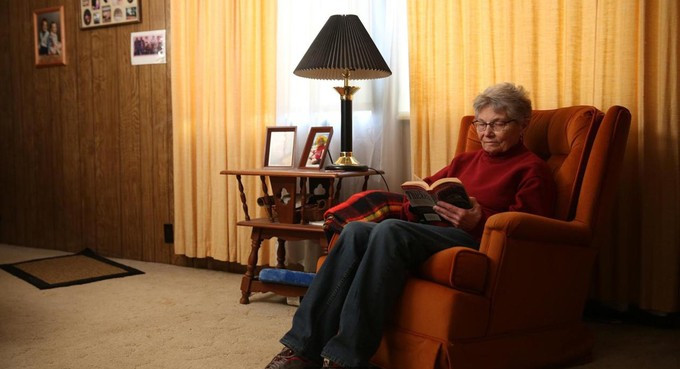 Tuy chỉ có một mình nhưng cuộc sống của bà Eiler không hề nhàm chán hay cô độc, thậm chí bà còn rất bận rộn. Mỗi ngày, bà mở quán rượu từ 9h đến 12h để phục vụ những vị khách thân thiết từ nơi khác ghé đến.