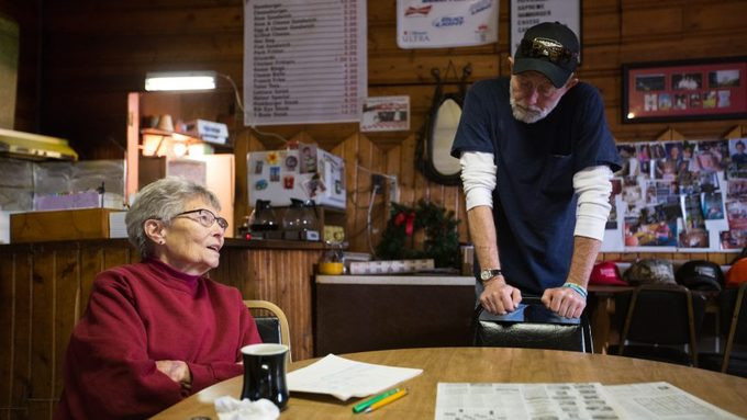 Tất cả các công việc trong thị trấn đều do cụ bà 88 tuổi kiêm nhiệm. Theo bà Eiler, thị trấn này có đủ giấy tờ như những thành phố khác ở Mỹ. Bà vẫn sống ở căn nhà cũ và kinh doanh cửa hàng mang tên Monowi.