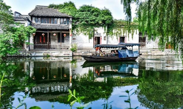 Châu Trang được bao quanh bởi hệ thống kênh rạch chằng chịt. Do vậy, thuyền đáy bằng là phương tiện chính để du khách khám phá cổ trấn 900 năm tuổi.