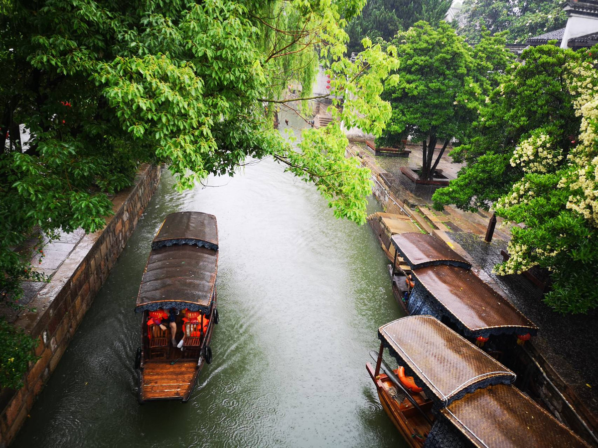 Ngoài phong cảnh đẹp như tranh vẽ, cổ trấn 900 năm tuổi này còn bảo tồn rất tốt những di sản từ thời Minh, Thanh.