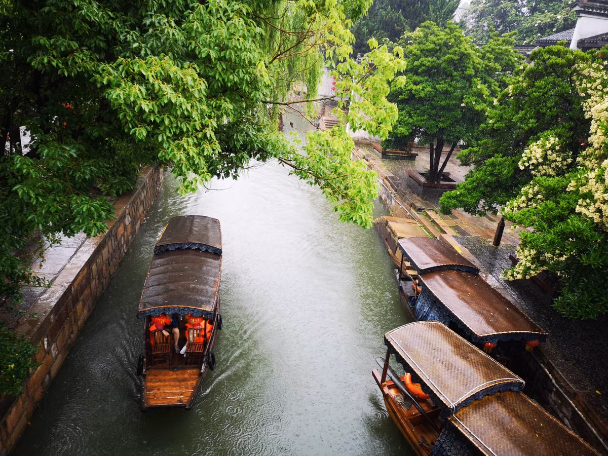 Ngoài phong cảnh đẹp như tranh vẽ, cổ trấn 900 năm tuổi này còn bảo tồn rất tốt những di sản từ thời Minh, Thanh.