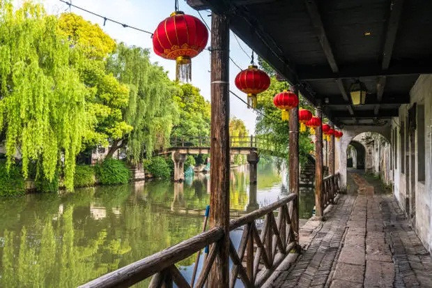 Nhiều khách du lịch chia sẻ chuyến tham quan Châu Trang trên chiếc thuyền gỗ, lắng nghe tiếng hát của người lái đò và thưởng ngoạn cảnh sắc những ngôi nhà cổ kính dọc theo kênh đào.