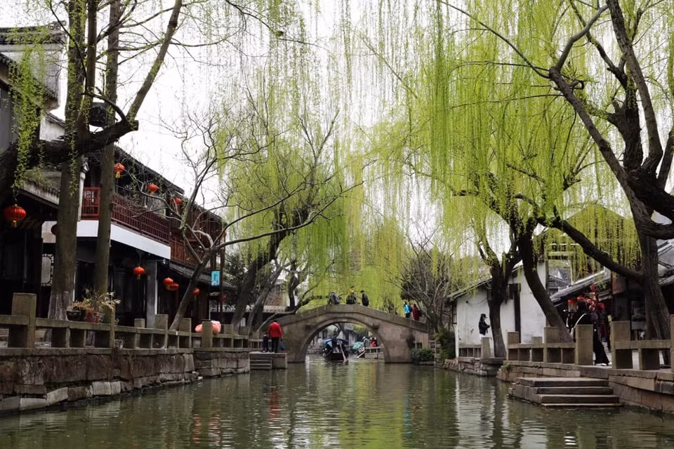 Cổ trấn Châu Trang nổi tiếng với những cây cầu vòm chạm khắc đá tuyệt đẹp.