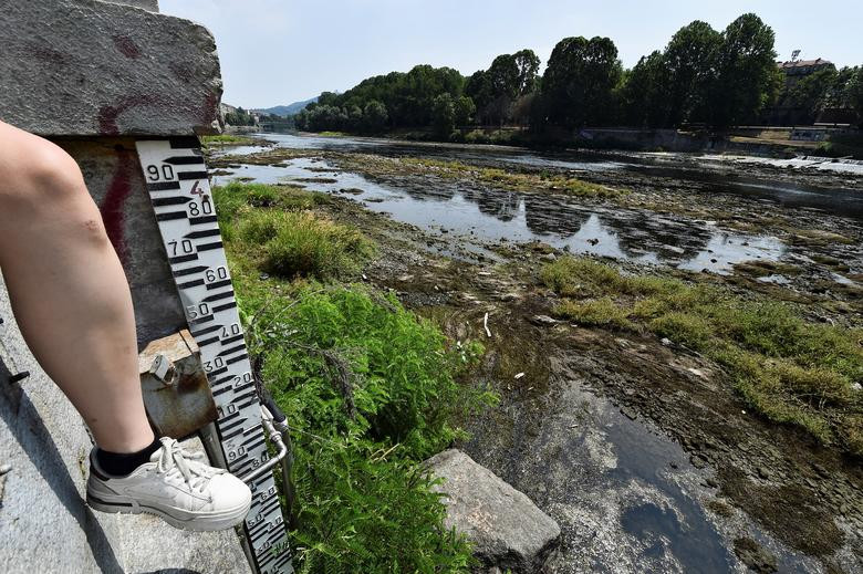 Hiếm thấy dòng sông dài nhất Italy cạn trơ đáy vì hạn hán - Hình 2 Hiem thay dong song dai nhat Italy can tro day vi han han-Hinh-2