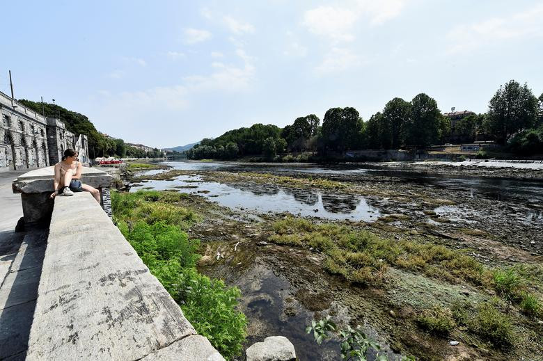 Hiếm thấy dòng sông dài nhất Italy cạn trơ đáy vì hạn hán - Hình 10 Hiem thay dong song dai nhat Italy can tro day vi han han-Hinh-10