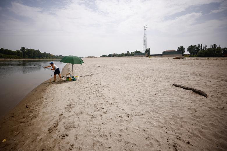 Hiếm thấy dòng sông dài nhất Italy cạn trơ đáy vì hạn hán - Hình 9 Hiem thay dong song dai nhat Italy can tro day vi han han-Hinh-9