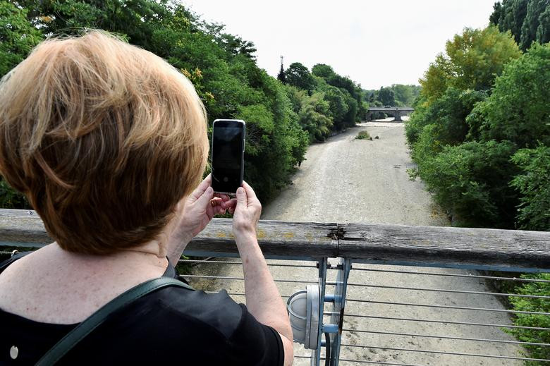 Hiếm thấy dòng sông dài nhất Italy cạn trơ đáy vì hạn hán - Hình 6 Hiem thay dong song dai nhat Italy can tro day vi han han-Hinh-6