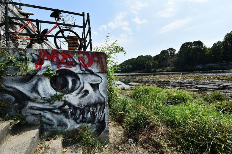Hiếm thấy dòng sông dài nhất Italy cạn trơ đáy vì hạn hán - Hình 4 Hiem thay dong song dai nhat Italy can tro day vi han han-Hinh-4