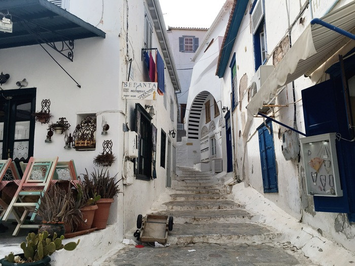 Từ năm 1970 đến nay, chính quyền cấm xây mới các công trình trên đảo nên Hydra vẫn giữ được nét riêng khó trộn lẫn.