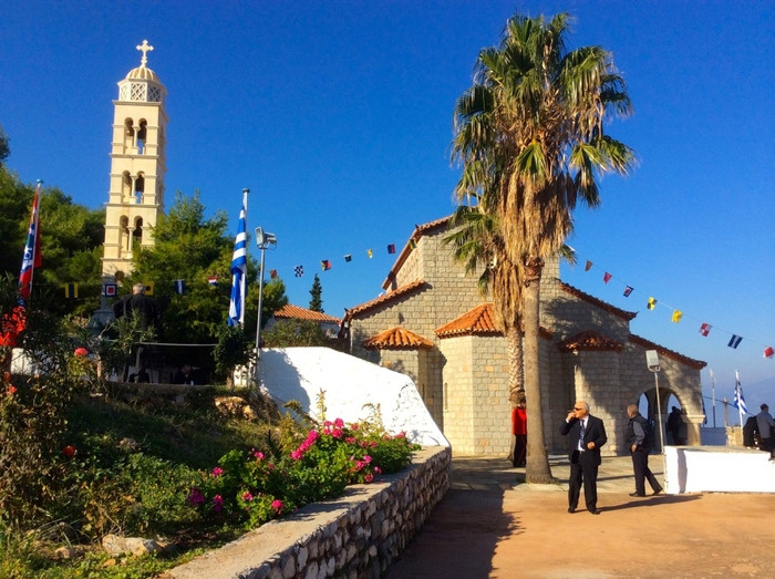 Mặc dù hòn đảo này chỉ dài 10 dặm nhưng có hơn 300 nhà thờ, tập trung chủ yếu ở các khu vực đông dân nhất nên ở đây, bạn sẽ phải làm quen với tiếng chuông nhà thờ, cứ khoảng nửa giờ lại vang lên thánh thót.