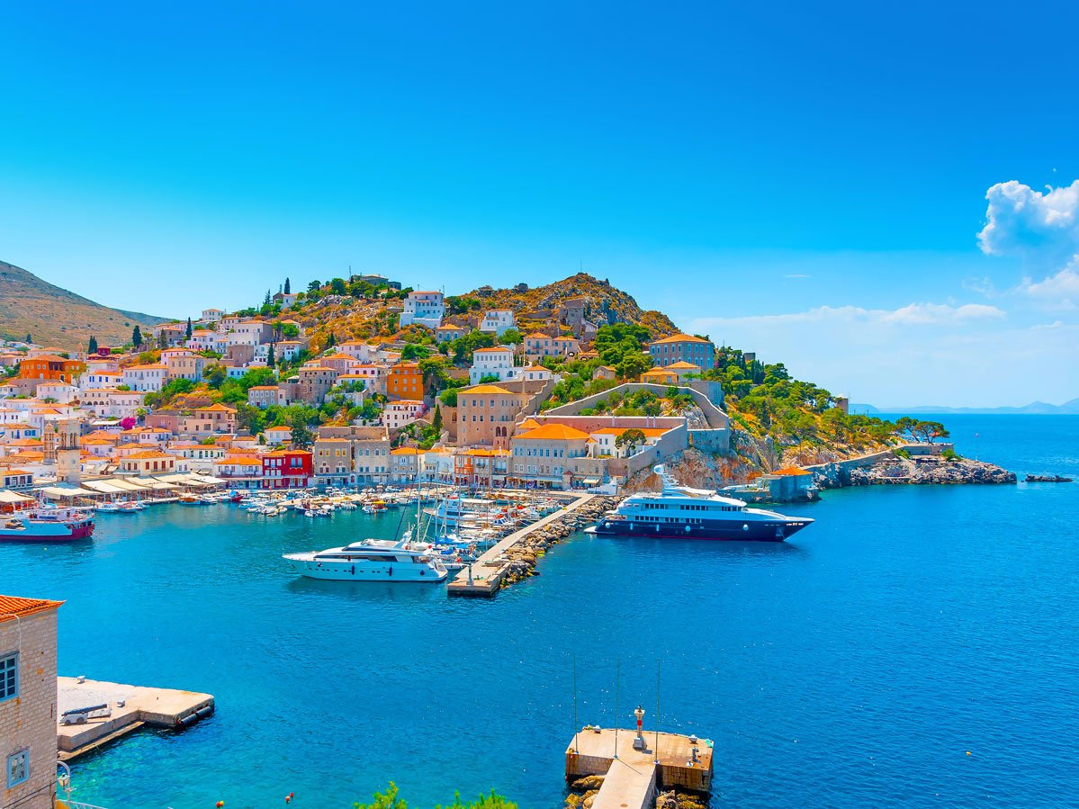 Hydra thuộc quần đảo Saronic của Hy Lạp, nằm ở biển Aegean giữa biển Myrotoan và vịnh Argolic. Diện tích Hydra chỉ khoảng 50km2 với dân số xấp xỉ 3.000 người.