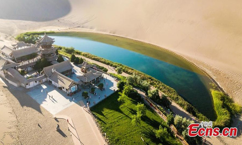 Kỳ lạ hồ nước ngọt hình trăng lưỡi liềm giữa sa mạc - Hình 6 Ky la ho nuoc ngot hinh trang luoi liem giua sa mac-Hinh-6