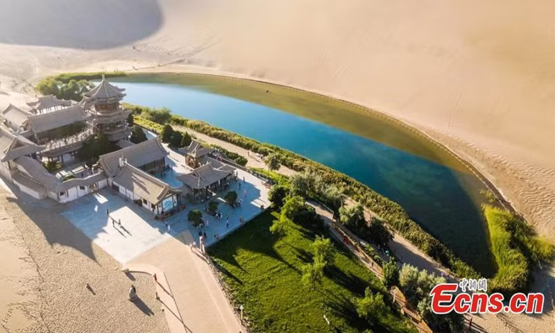 Kỳ lạ hồ nước ngọt hình trăng lưỡi liềm giữa sa mạc - Hình 6 Ky la ho nuoc ngot hinh trang luoi liem giua sa mac-Hinh-6