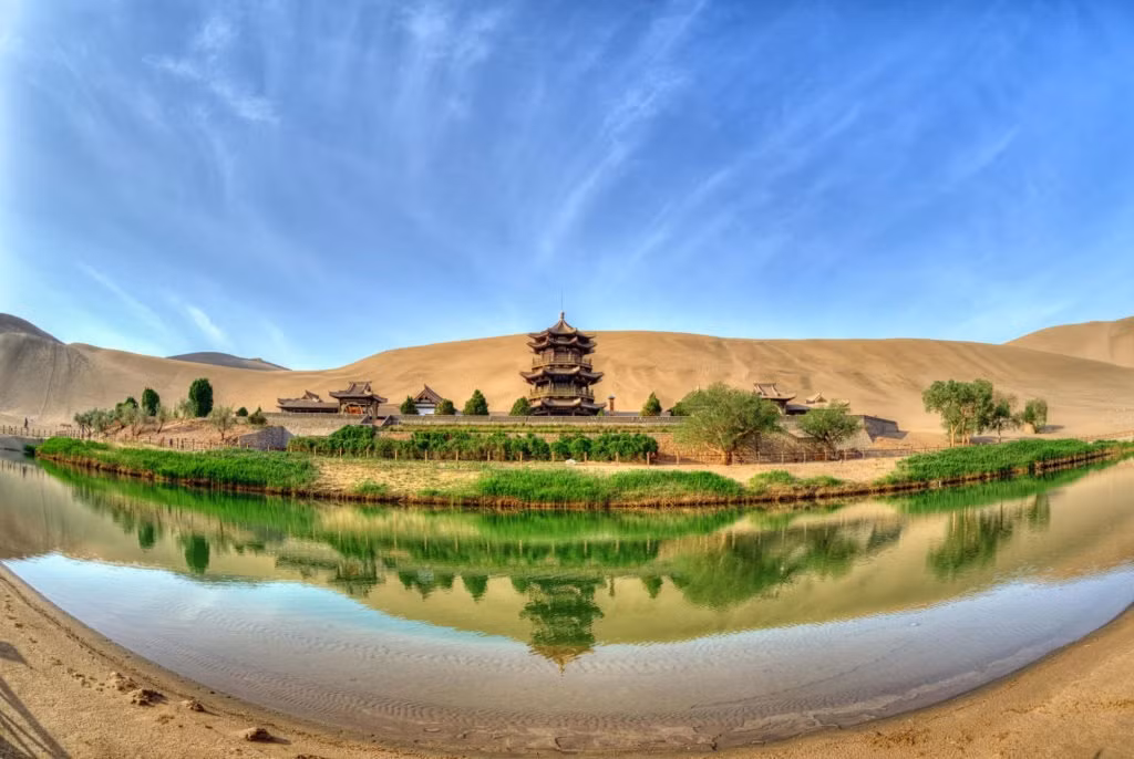 Kỳ lạ hồ nước ngọt hình trăng lưỡi liềm giữa sa mạc - Hình 5 Ky la ho nuoc ngot hinh trang luoi liem giua sa mac-Hinh-5