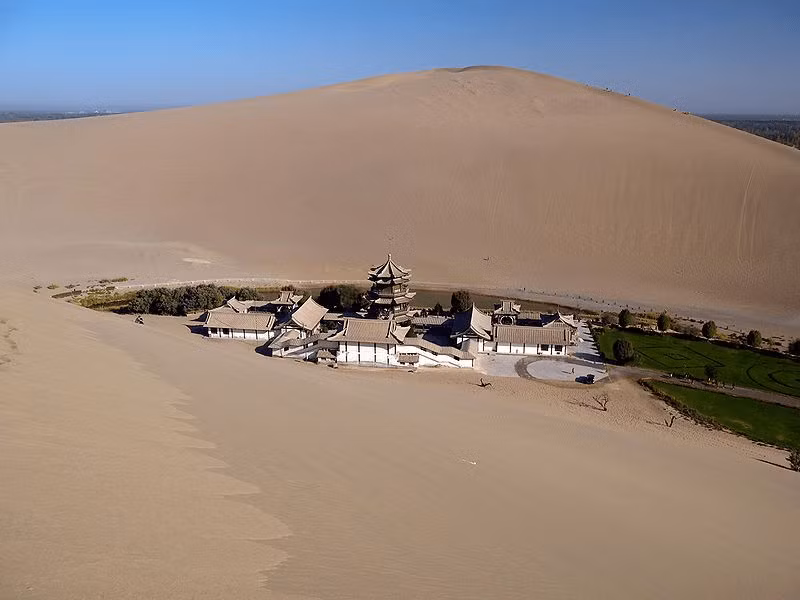 Kỳ lạ hồ nước ngọt hình trăng lưỡi liềm giữa sa mạc - Hình 10 Ky la ho nuoc ngot hinh trang luoi liem giua sa mac-Hinh-10